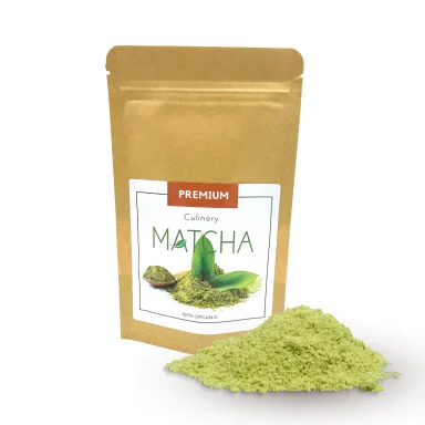 Paquete de té matcha verde con polvo esparcido en la base.